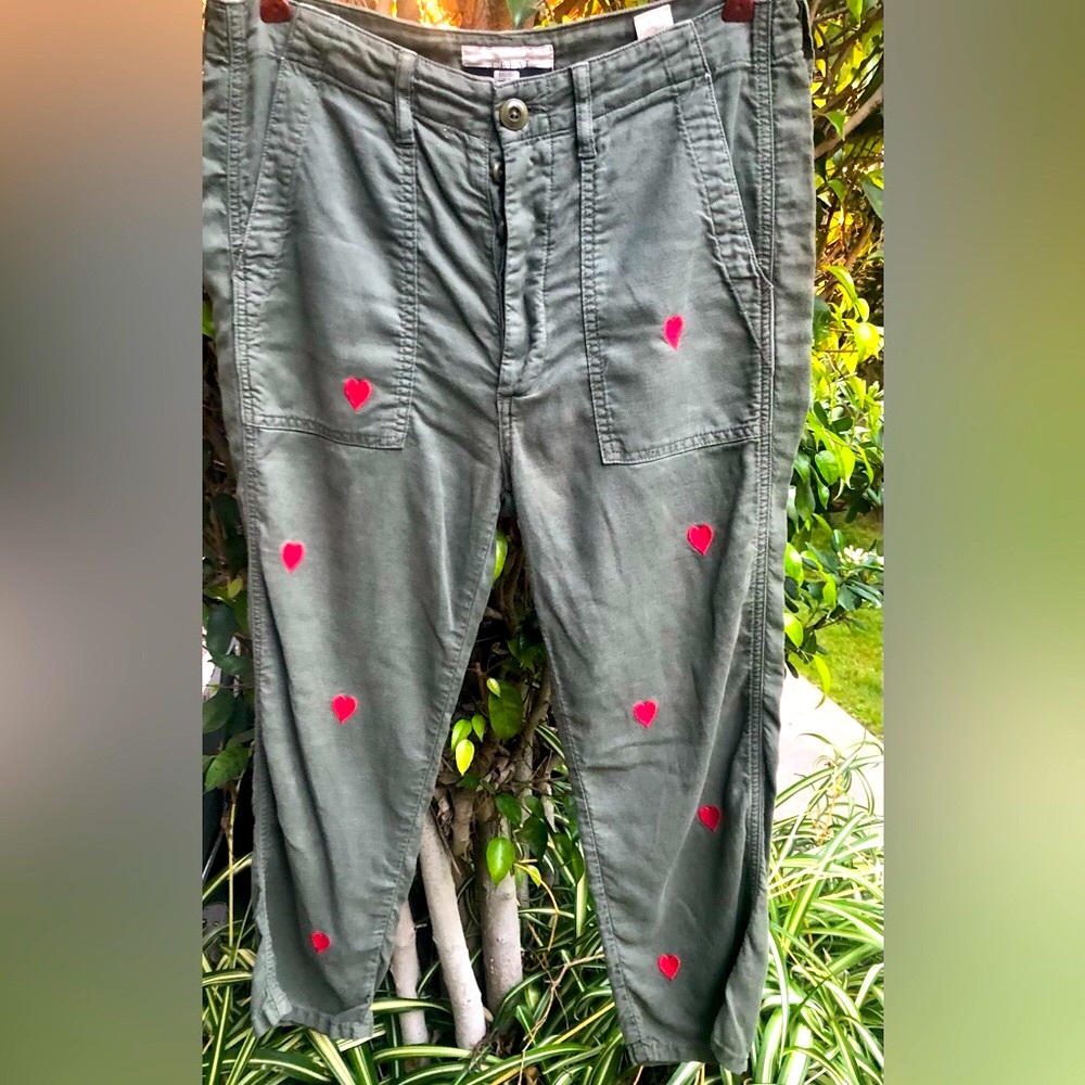 🌴🤩 THE GREAT OLIVE GREEN CROPPED PANTS W/ HEART ❤️ EMBROIDERY. SIZE 27🙌